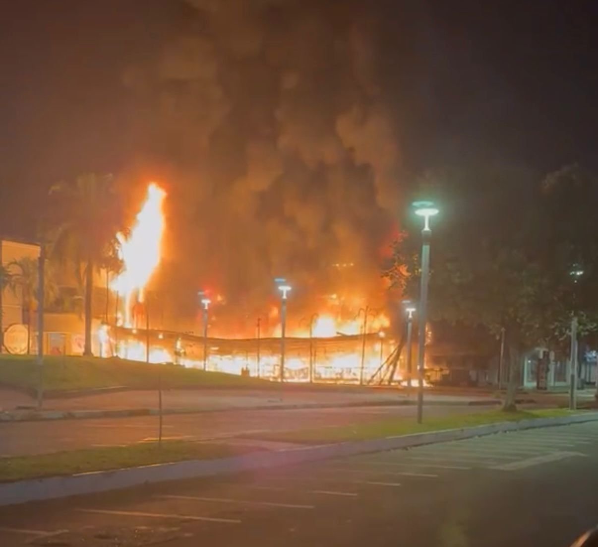 INCÊNDIO ATINGE BAR TRADICIONAL NO CENTRO DE SINOP DURANTE A MADRUGADA