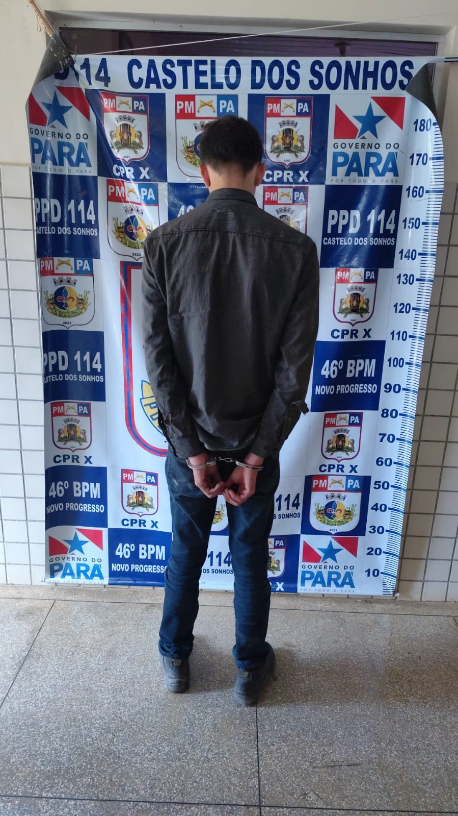 Suspeito é preso dentro de ônibus com celulares furtados e simulacro de arma 