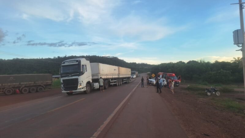 Colisão entre carro e carreta deixa idosos feridos na BR-163 em Guarantã do Norte
