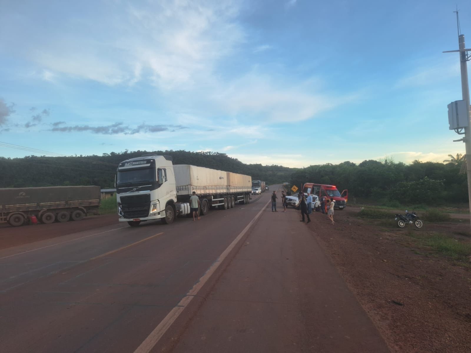 Colisão entre carro e carreta deixa idosos feridos na BR-163 em Guarantã do Norte