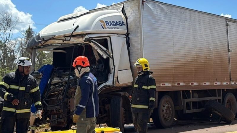 Colisão na BR-163 deixa vítimas presas às ferragens e mobiliza resgate