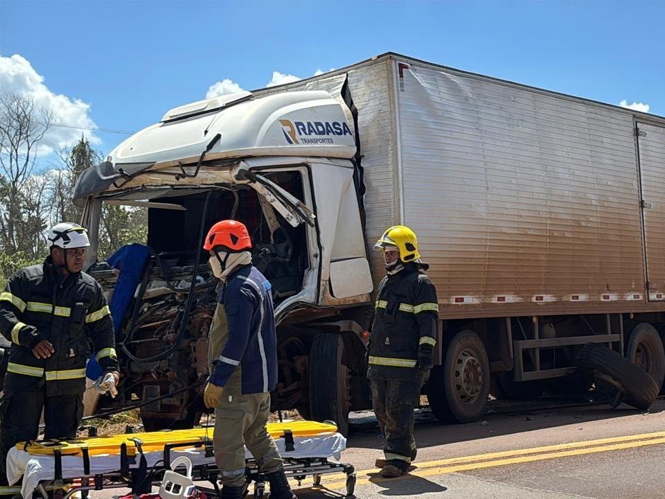 Colisão na BR-163 deixa vítimas presas às ferragens e mobiliza resgate