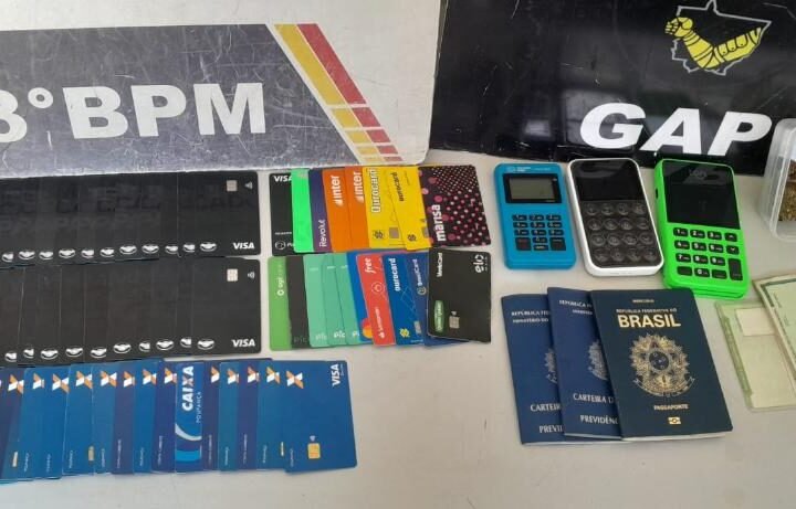Grupo é preso com dezenas de cartões bancários e suspeita de golpes online