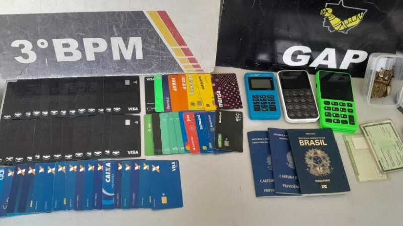 Grupo é preso com dezenas de cartões bancários e suspeita de golpes online