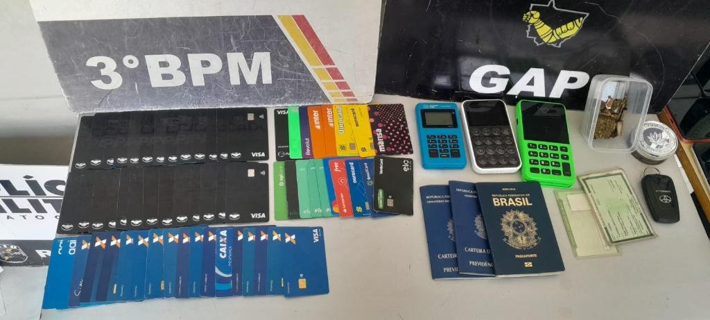 Grupo é preso com dezenas de cartões bancários e suspeita de golpes online
