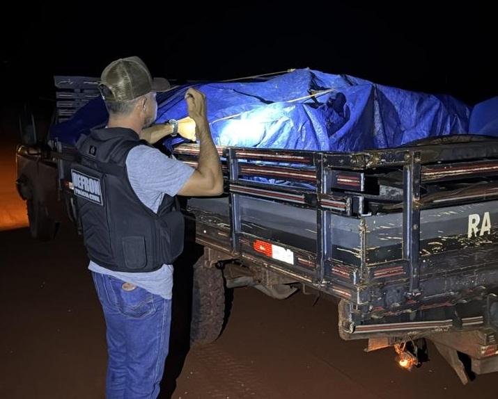 Polícia flagra transporte ilegal de madeira e apreende carga em operação