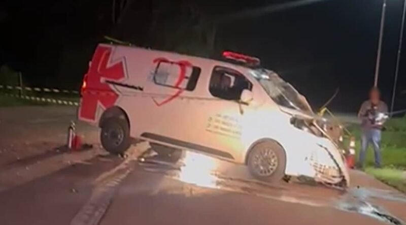 Colisão entre ambulância e carreta em rodovia de MT deixa dois mortos