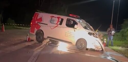 Colisão entre ambulância e carreta em rodovia de MT deixa dois mortos