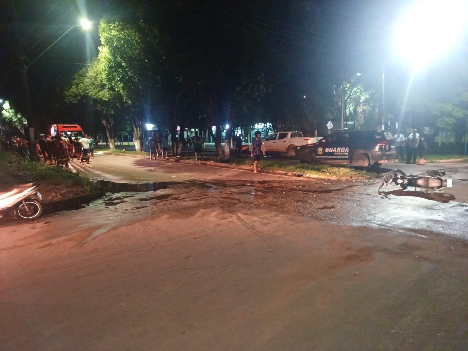 Motociclista quebra as duas pernas em acidente violento em avenida de Colíder