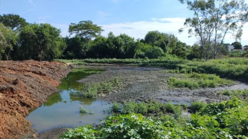 Área é embargada após descarte irregular ameaçar córrego e bacia hidrográfica
