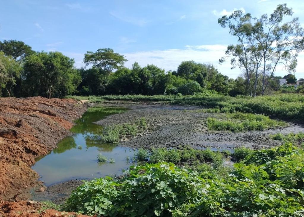Área é embargada após descarte irregular ameaçar córrego e bacia hidrográfica
