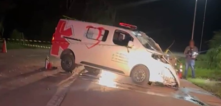 Colisão entre ambulância e carreta em rodovia de MT deixa dois mortos