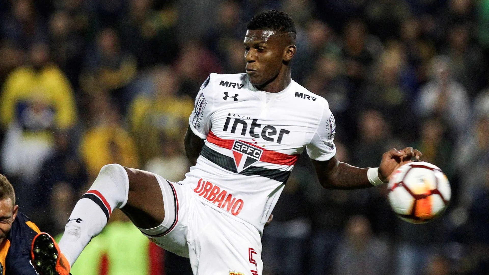 São Paulo se irrita e quer negociar Arboleda após ‘sumiço’ no clube