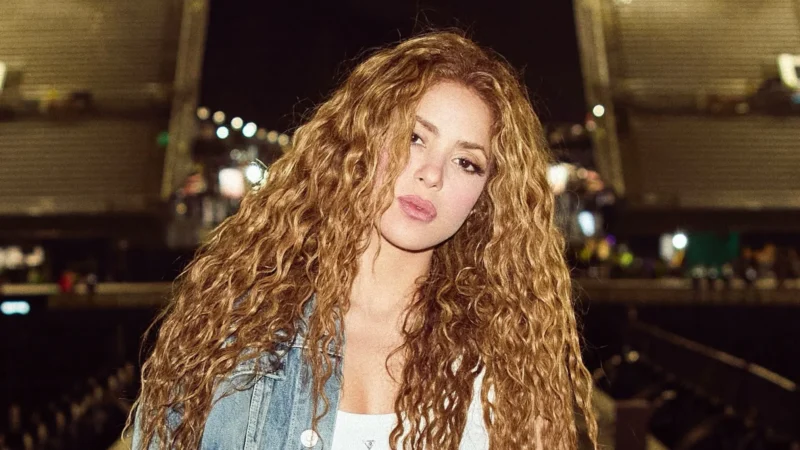 De olho no Rio, Shakira prova comidas típicas e veste camisa do Brasil em vídeo