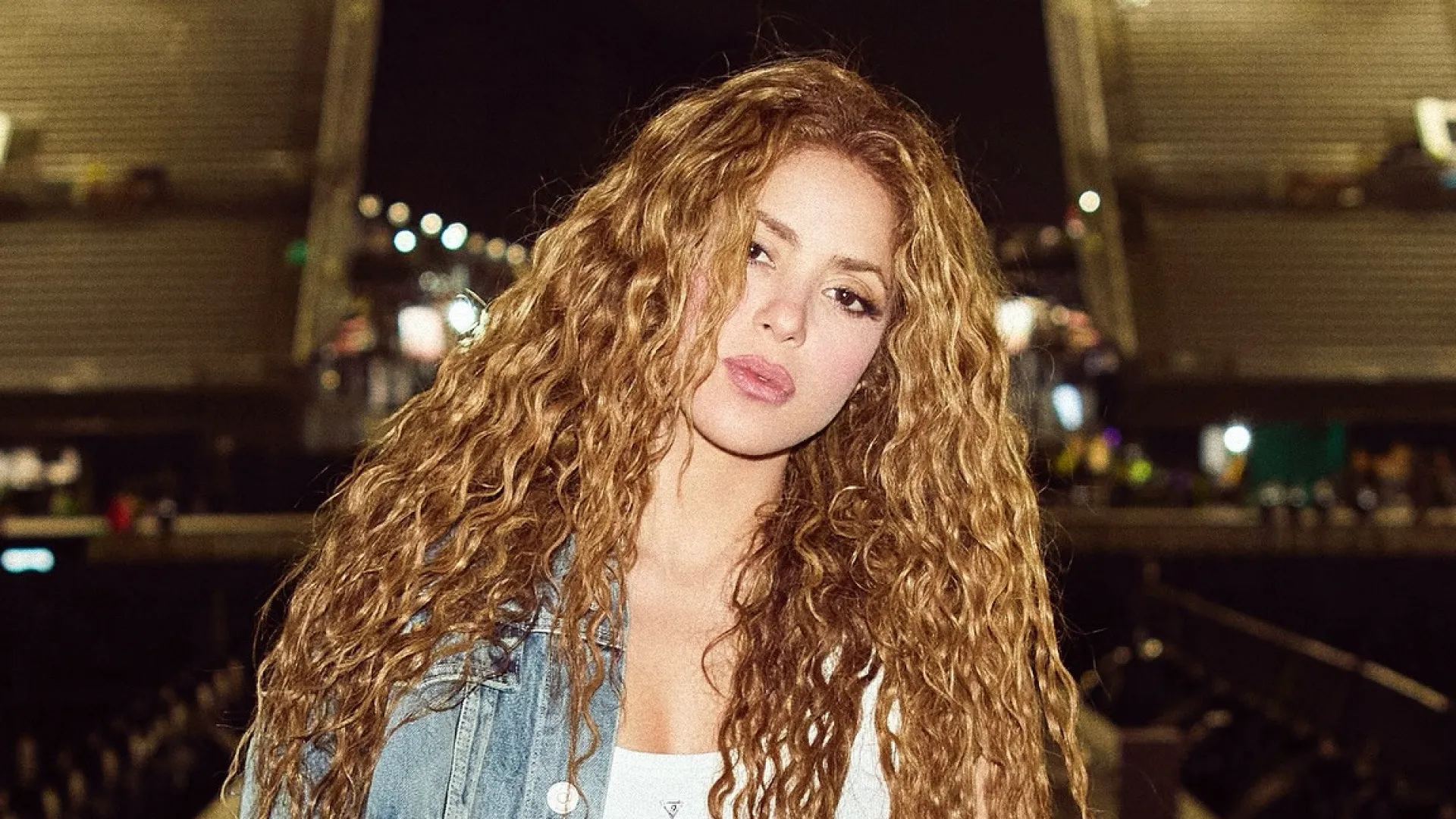 De olho no Rio, Shakira prova comidas típicas e veste camisa do Brasil em vídeo