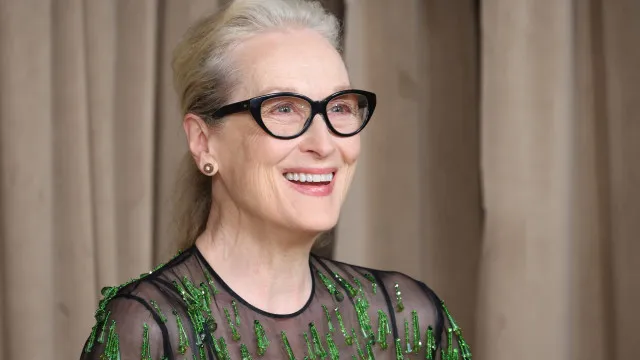 Meryl Streep se emociona ao rever atriz de ‘A Escolha de Sofia’