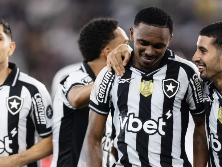 Botafogo e Coritiba tentam ganhar posições no Brasileirão em duelo no Nilton Santos