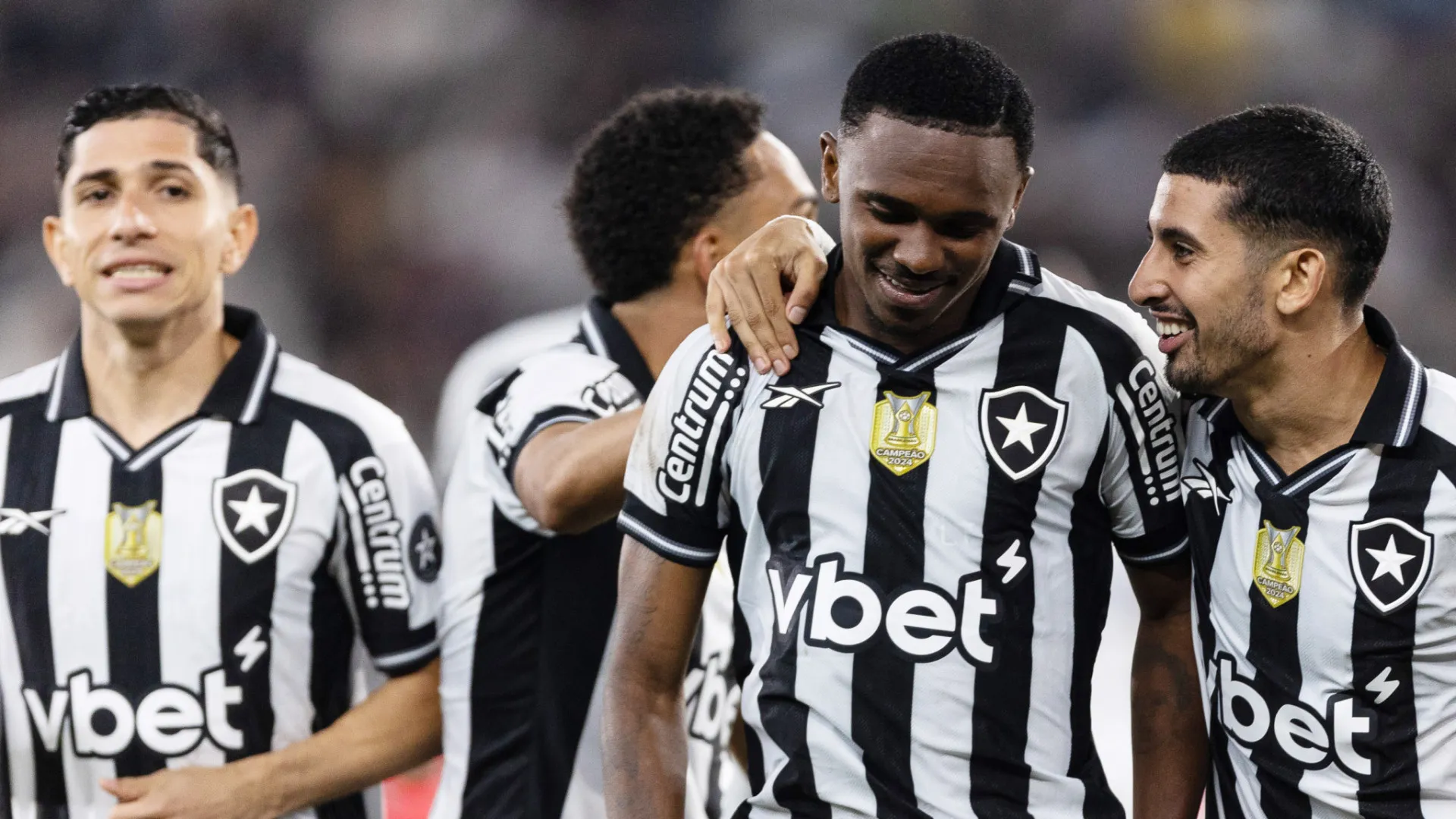 Botafogo e Coritiba tentam ganhar posições no Brasileirão em duelo no Nilton Santos