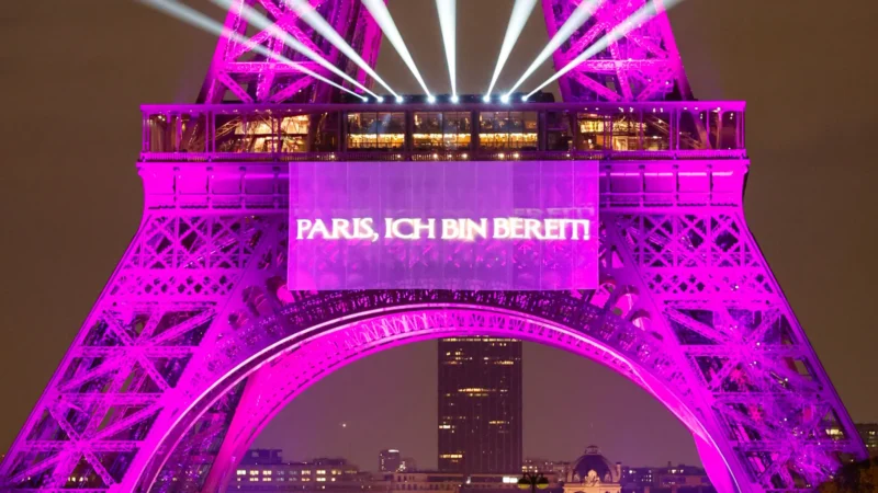 Torre Eiffel homenageia retorno de Céline Dion com show de luzes