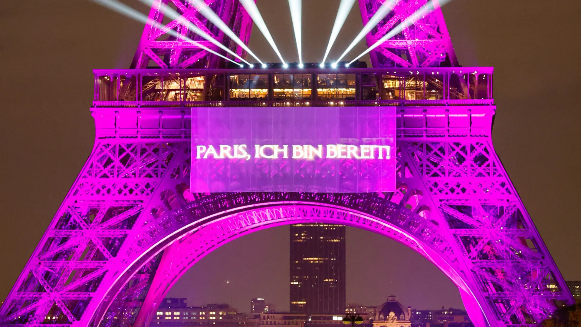 Torre Eiffel homenageia retorno de Céline Dion com show de luzes