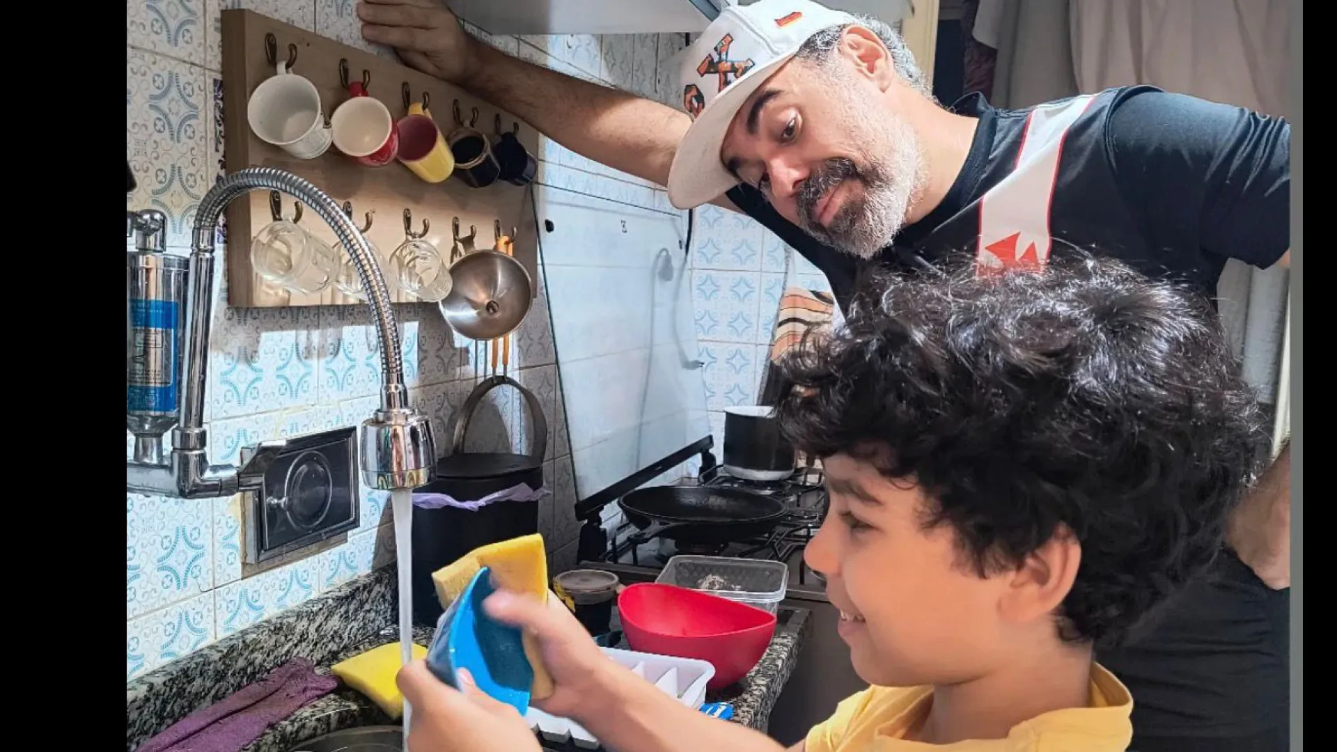 Após morte do filho, humorista reage a ataque cruel feito por internauta