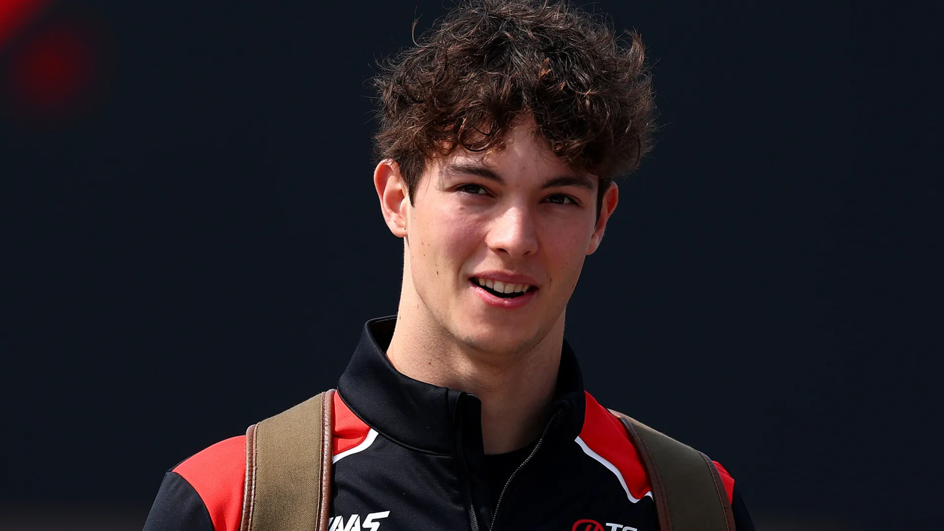Bearman mira Ferrari, fala em vitórias e nega ameaça a Hamilton: ‘Não me vê assim’