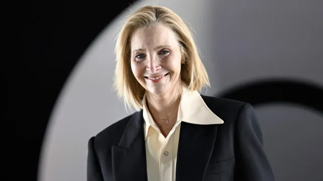 Lisa Kudrow diz que bastidores de ‘Friends’ eram hostis e cita ofensas de roteiristas