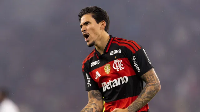 Flamengo passeia com direito a golaço de Plata e amplia crise no Atlético-MG