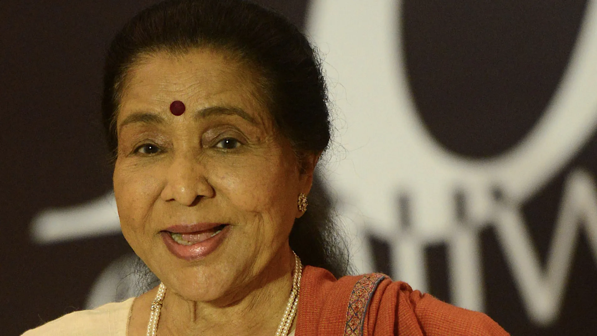 Morre Asha Bhosle, voz lendária de Bollywood, aos 91 anos