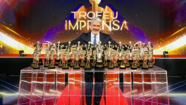 William Bonner recebe 33 estatuetas do Troféu Imprensa no SBT