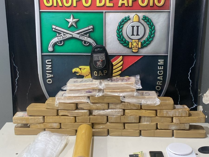Denúncia leva polícia a depósito de drogas e homem acaba preso com 33 tabletes de cocaína