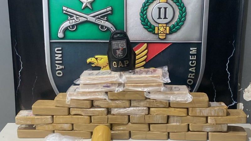 Denúncia leva polícia a depósito de drogas e homem acaba preso com 33 tabletes de cocaína
