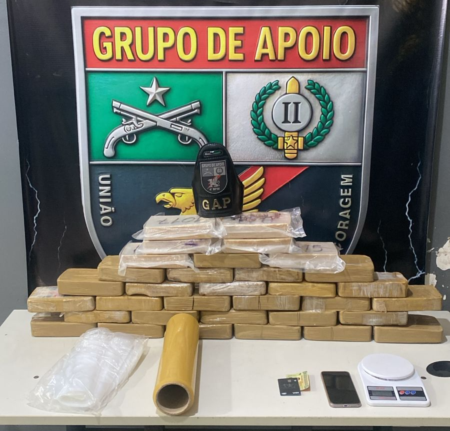 Denúncia leva polícia a depósito de drogas e homem acaba preso com 33 tabletes de cocaína