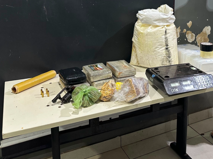 Motorista de aplicativo usava corridas de fachada para abastecer “bunker” de cocaína de facção
