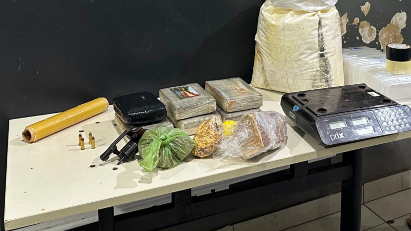 Motorista de aplicativo usava corridas de fachada para abastecer “bunker” de cocaína de facção