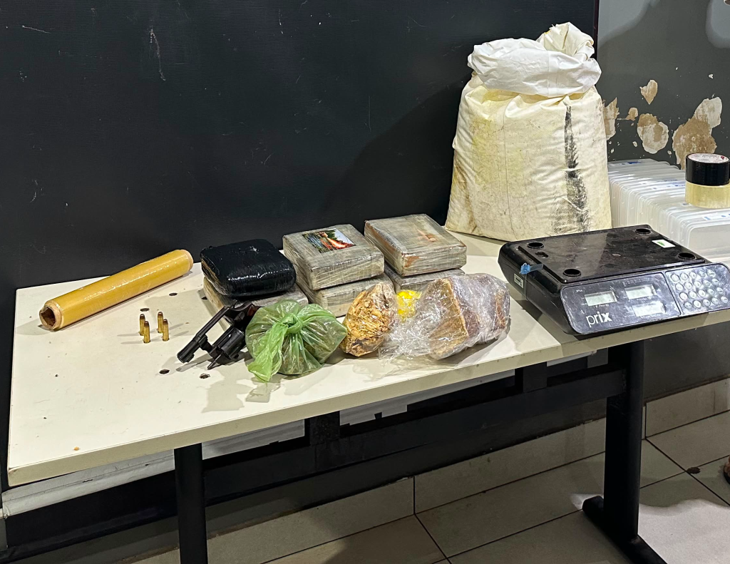 Motorista de aplicativo usava corridas de fachada para abastecer “bunker” de cocaína de facção