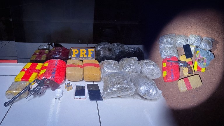 Fiscalização em ônibus termina com apreensão de drogas e arma escondidas em bagagens