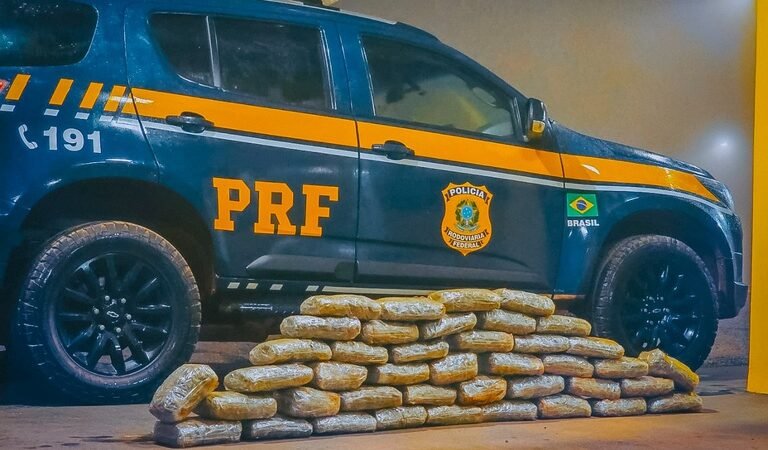 Compartimento secreto em caminhonete escondia mais de 20 quilos de droga