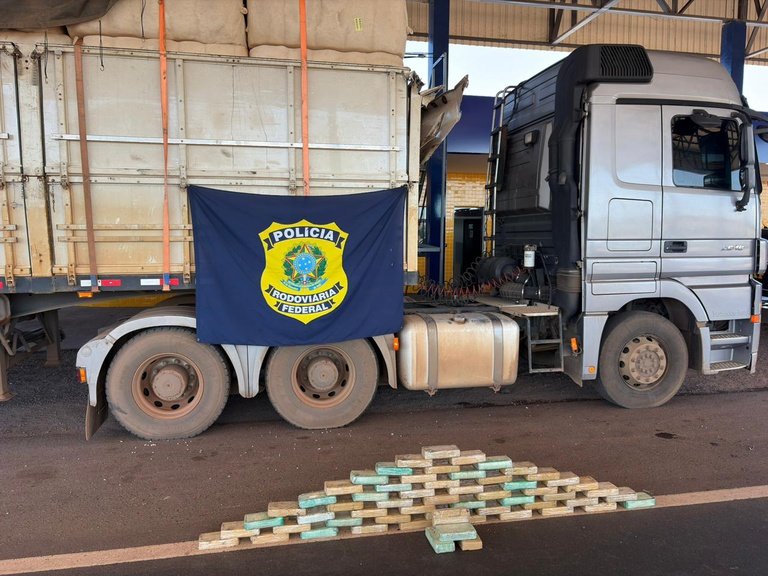 Caminhão levava mais de 60 kg de droga escondida e motorista acaba preso após abordagem surpreendente