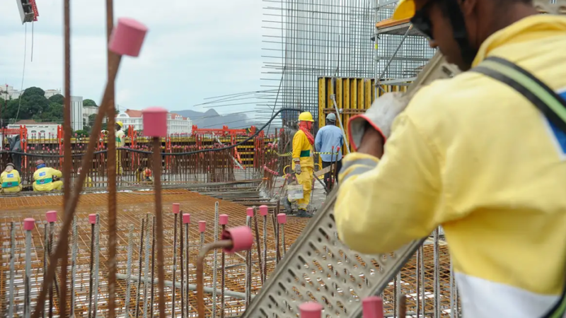 Atividade da indústria da construção melhora pelo terceiro mês consecutivo