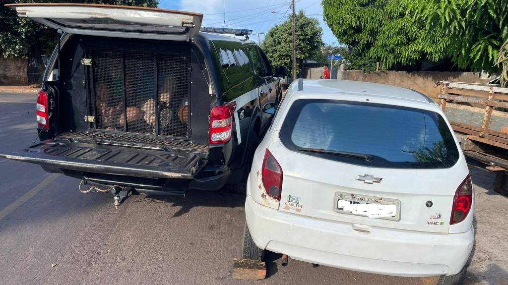 Distribuidora de facção é cercada, bandidos tentam fuga alucinada com carros cheios de droga e acabam presos