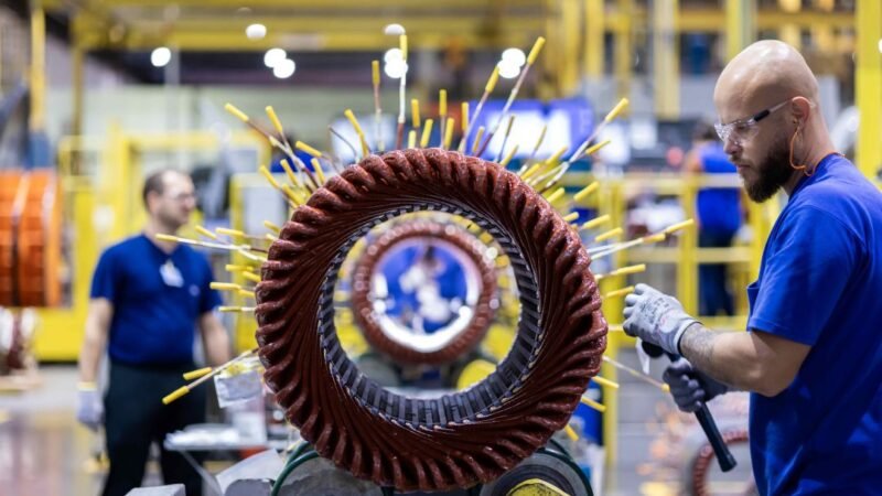 Atividade econômica recua 0,7% em março