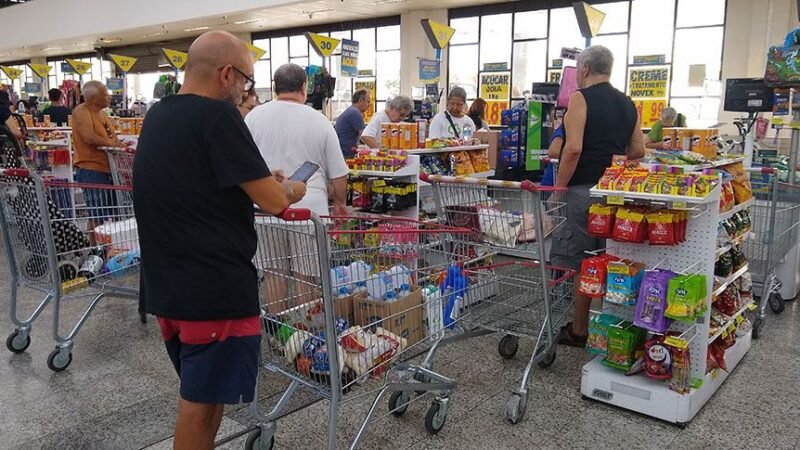 Influenciada por alimentos e remédios, inflação fica em 0,67% em abril