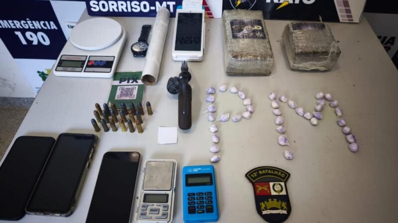 Denúncia leva polícia a casa e flagrante revela droga, arma e munições escondidas