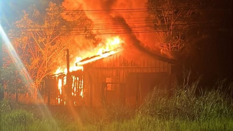 Homem invade casa da própria mãe, agride família e termina preso após incêndio destruir imóvel