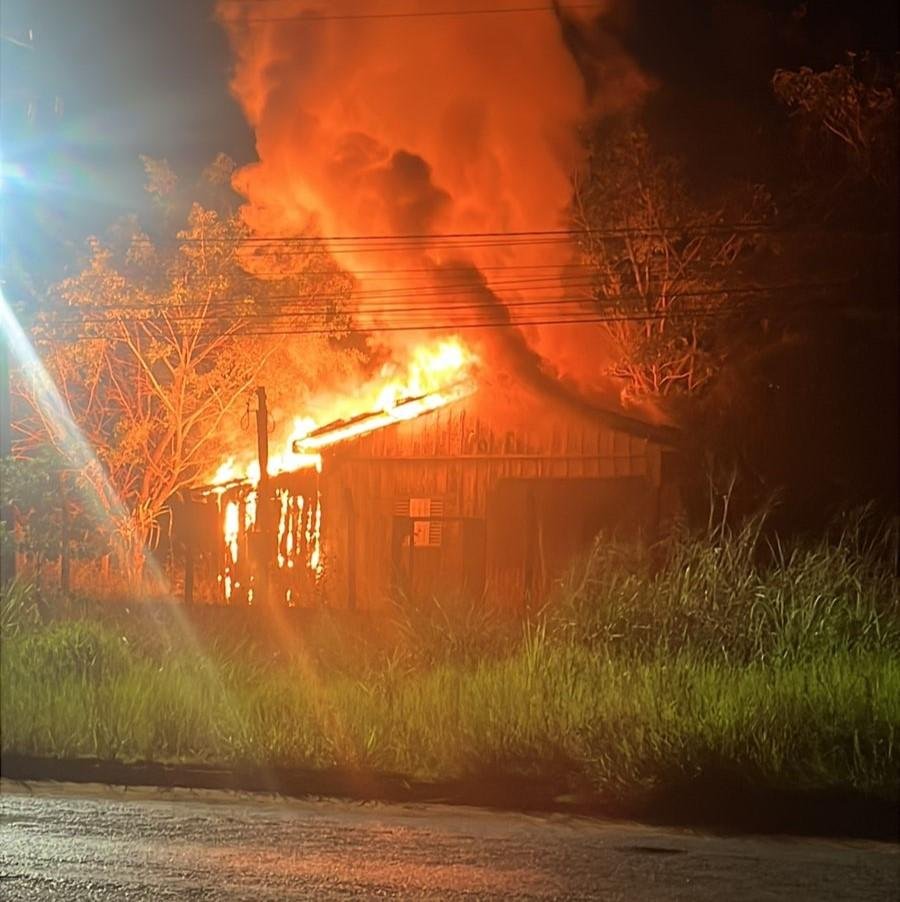 Homem invade casa da própria mãe, agride família e termina preso após incêndio destruir imóvel