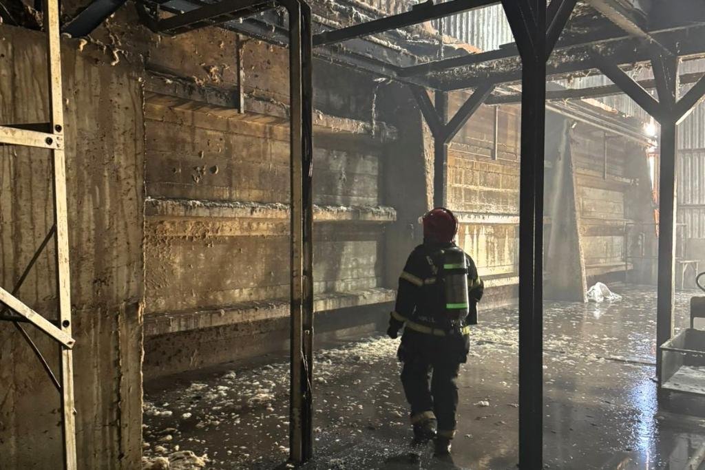 Incêndio em unidade industrial mobiliza bombeiros e poderia ter causado grande prejuízo