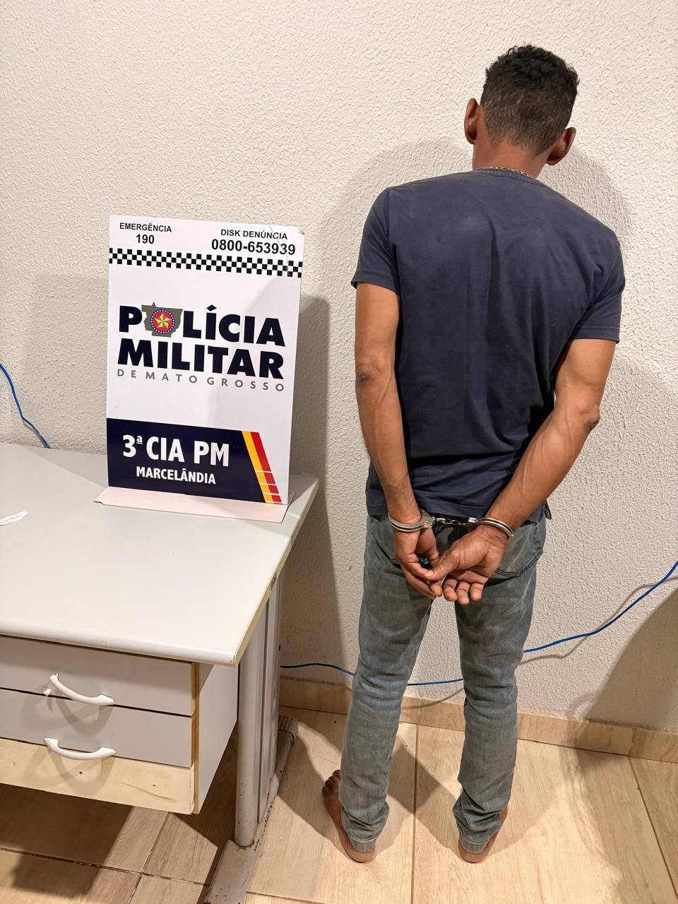 Polícia força entrada em residência e interrompe tortura contra idosa e tentativa de estrangulamento dentro de casa