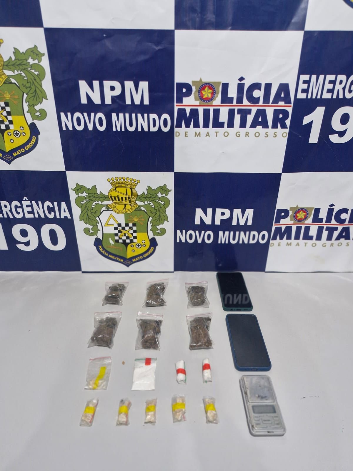 Facção é alvo da PM e cinco acabam presos com drogas prontas para venda em Novo Mundo
