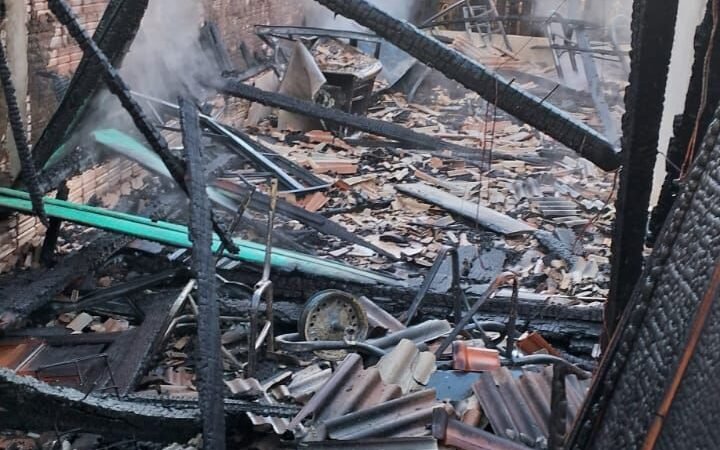“MORRERIA QUEIMADA”: Homem cumpre ameaça terrível e incendeia casa com ex-mulher dentro em Marcelândia